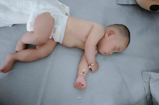 博尔塔拉宝宝脸上有白色斑块 博尔塔拉宝宝脸上有白色斑块